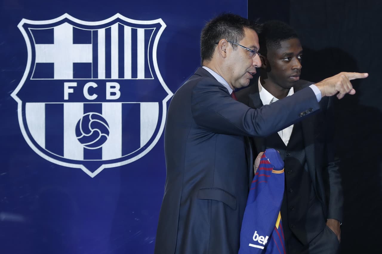 Dembélé, que firmó un contrato de 5 años con una cláusula de rescisión de 400 millones de euros, aseguró que llega al Camp Nou para "aprender de los mejores jugadores del mundo como Suárez y Messi".
