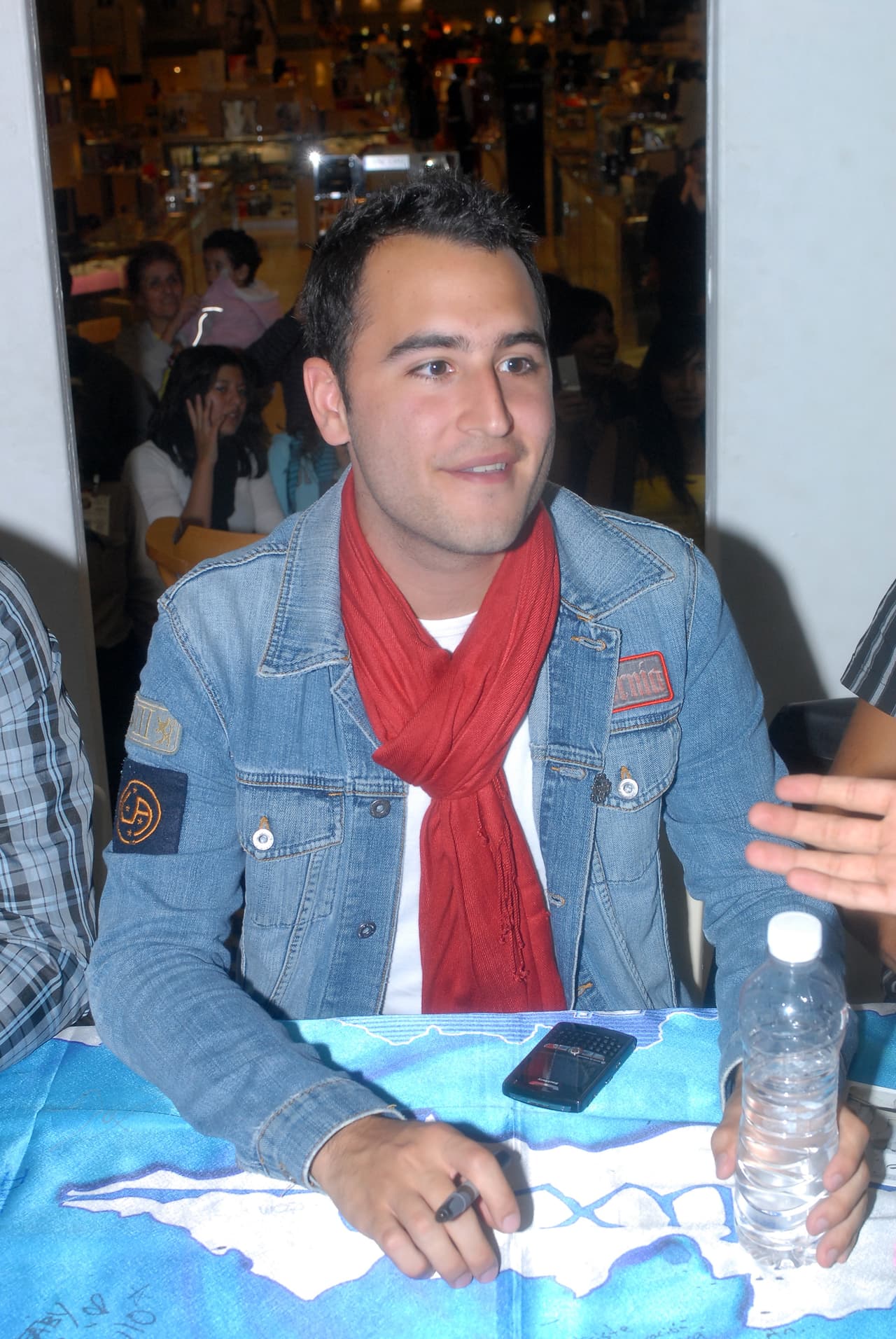 Su nombre completo es Jesús Alberto Navarro Rosas y nació el 9 de julio de 1986 en la ciudad de Mexicali, Baja California, México.