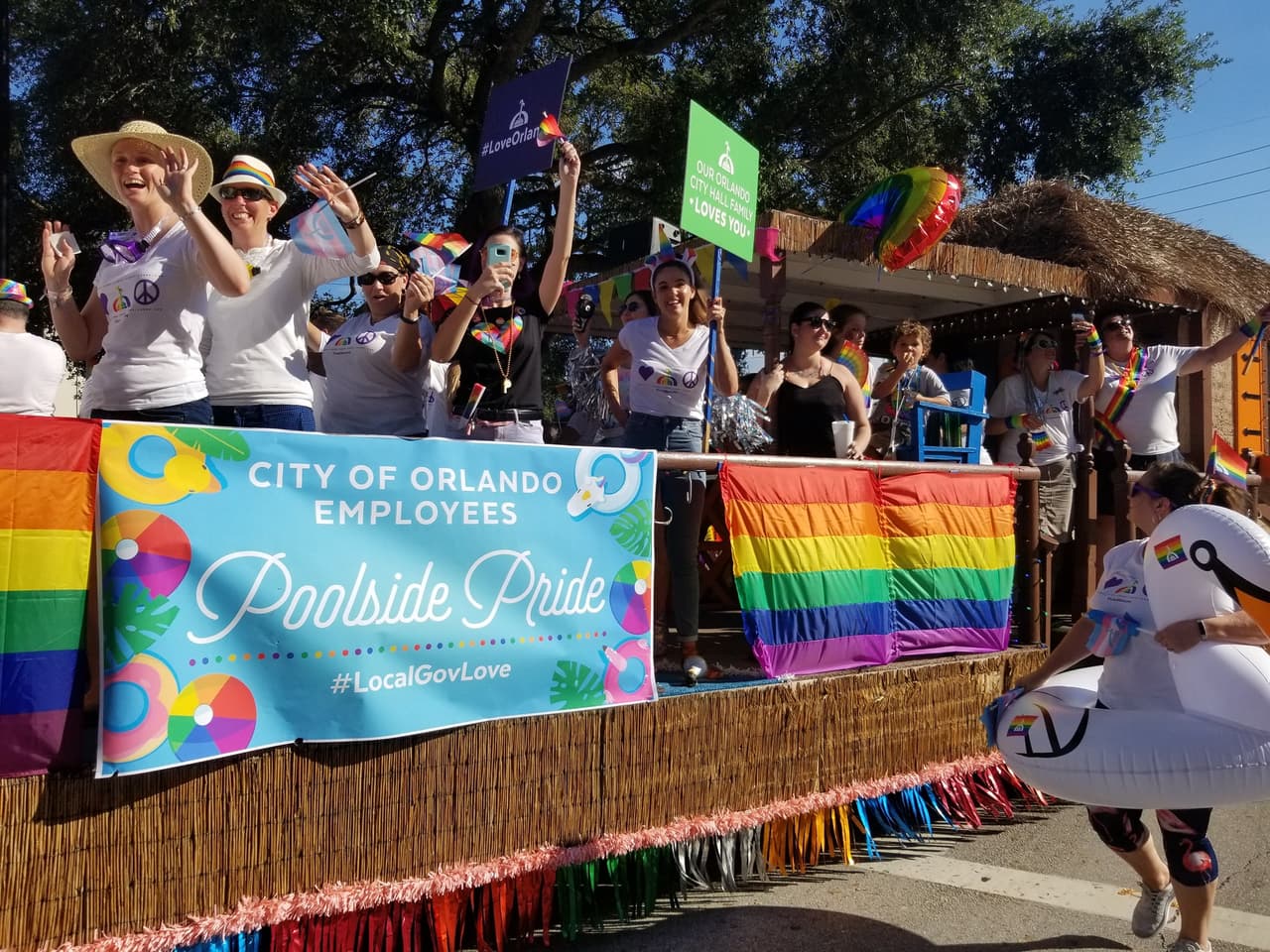 El festival y desfile "Come Out Pride Orlando" reunió el sábado 15 de octubre a miles de personas en el Parque Lake Eola que celebraron la diversidad y el Orgullo de la comunidad LGBTQ+ de Florida Central.