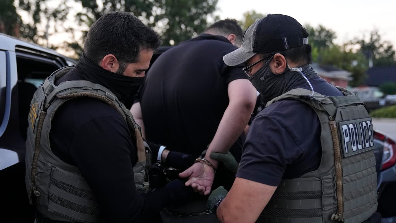 Nueva York demanda a Trump para defender ley que prohíbe agentes enmascarados