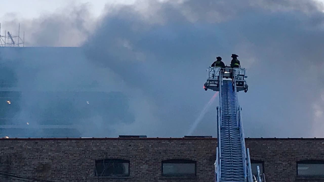 Cuerpo de bomberos luchó contra un incendio grande en la calle Lake que afectó líneas de CTA y vialidades