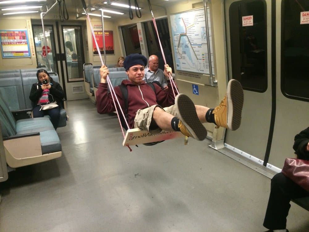 El artista que instaló un columpio en el metro de San Francisco quiere ir mucho más allá