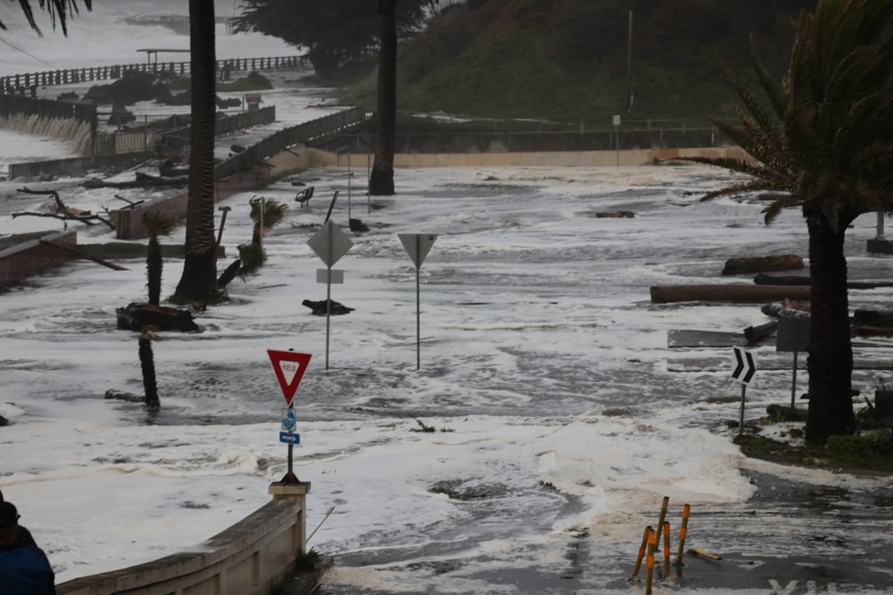 Los paseos costeros de Santa Cruz, visitadas por cientos de miles de turistas cada año, quedaron cubiertas por la subida de la marea.