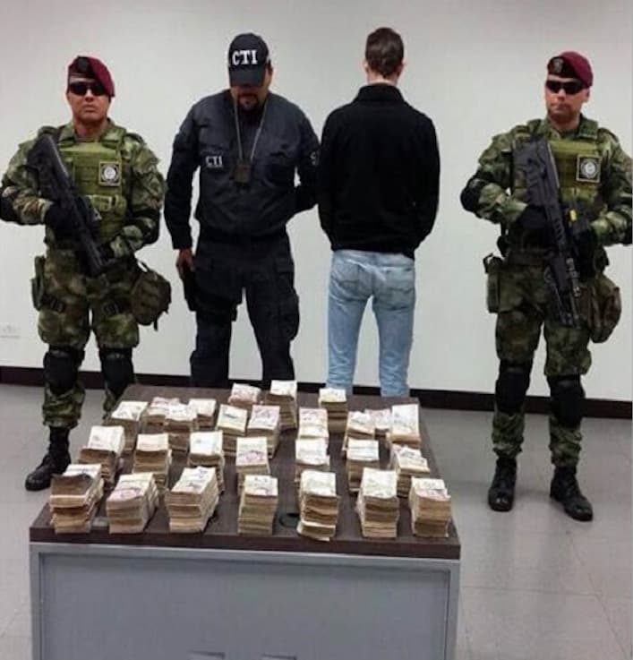 Hallan dos maletas con 200,000 dólares del narcotráfico en un vehículo del Senado colombiano