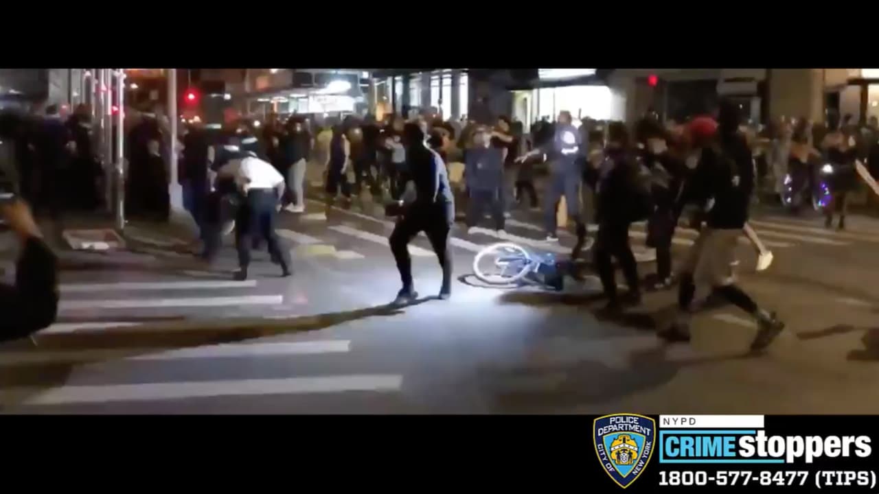 Buscan a dos hombres por atacar a policías con palo y ladrillo durante protesta en Manhattan