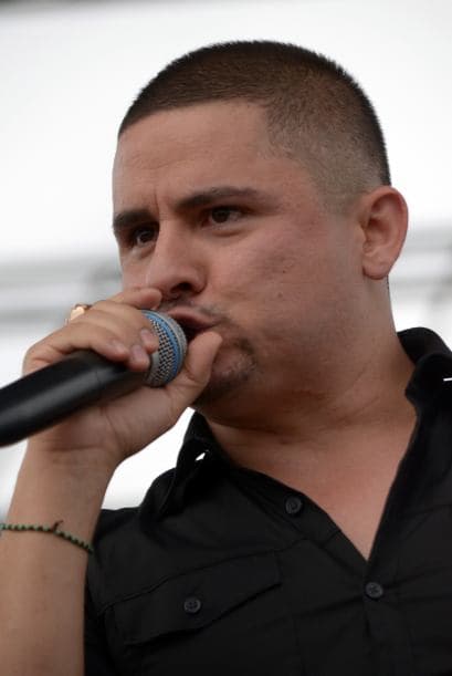 En agosto de 2017 Larry arremetió en contra de varios seguidores en Facebook que opinaron sobre su look. "Como dice la canción, ya no somos unos niños. Siempre andas de chavo-ruco", decía uno de los comentarios al que el cantante respondió "y tú de p...".