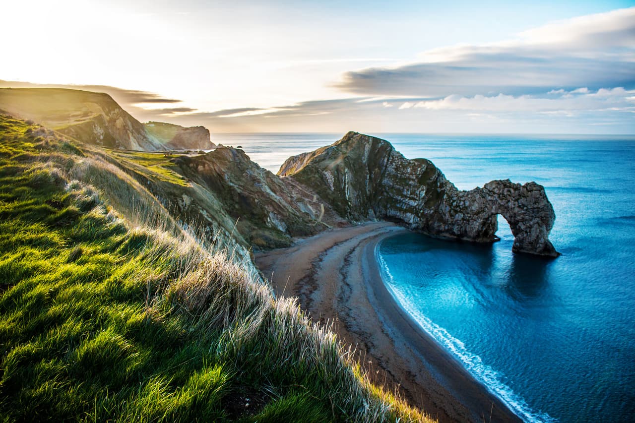 <b>Puesto 3. Costa Jurásica, Inglaterra</b>
<br>
<br>“El tramo de costa de 95 millas es famoso por sus impresionantes vistas y características históricas”, explica el portal de viajes. El sitio es patrimonio mundial y atrae miles de turistas que quieren explorar, caminar, buscar fósiles y disfrutar de impresionantes vistas del Canal de la Mancha.
<br>