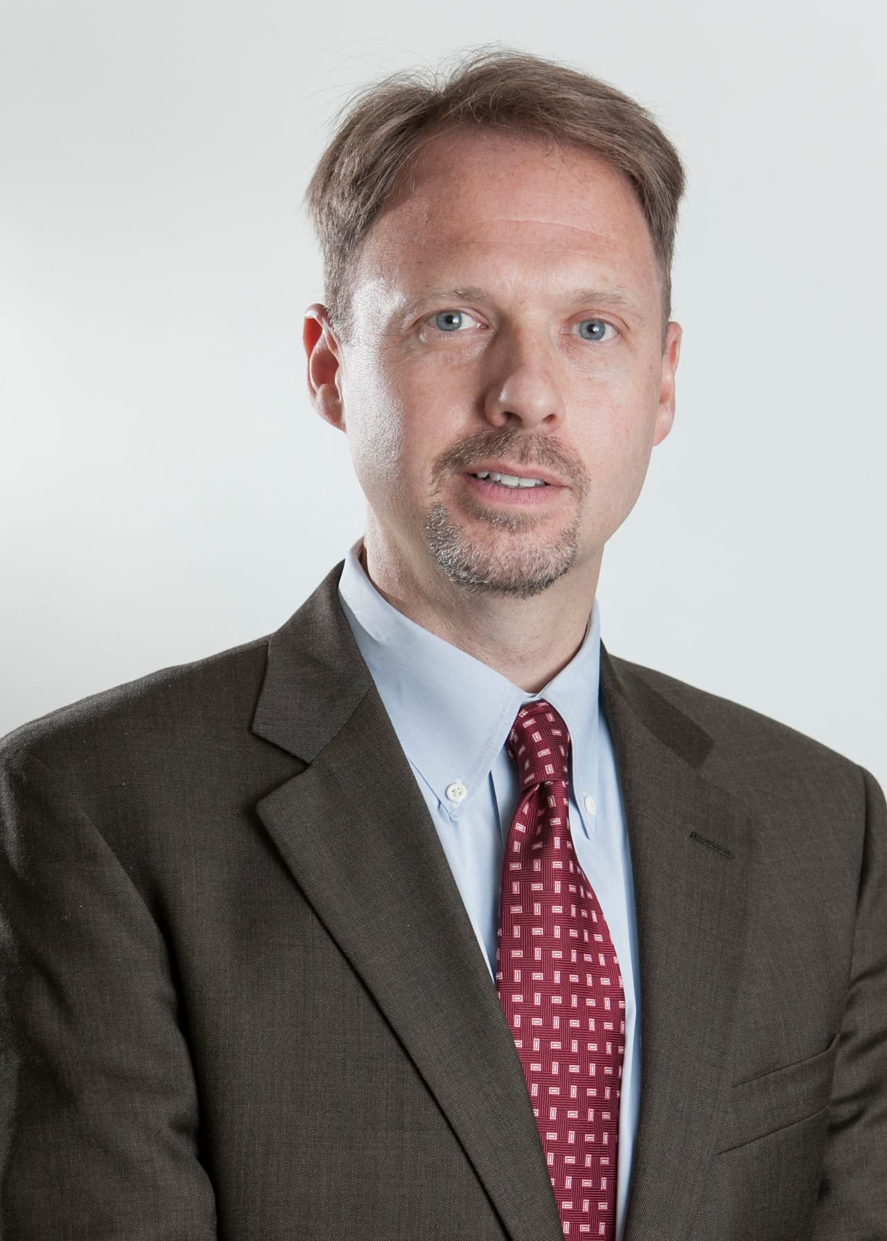 <b>Andrew Briggs: </b>Trabaja en el American Enterprise Institute en Washington, donde se enfoca en temas de pensiones, reforma de Seguro Social y beneficios a empleados públicos. Sus ideas son de alineación ideológica conservadora y es fiel creyente en que la edad de retiro debe aumentarse.