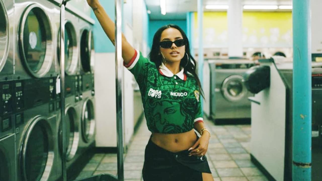 Becky G luce playera ‘fake’ de la Selección Mexicana