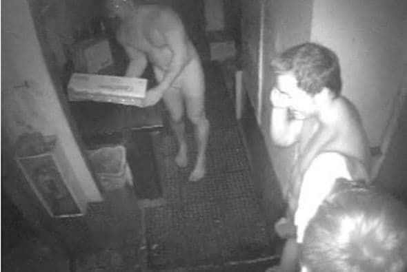 Tres estudiantes universitarios irrumpieron en un pequeño negocio de hamburguesas en el suroeste de la Florida en busca de carne cruda y pimentones.