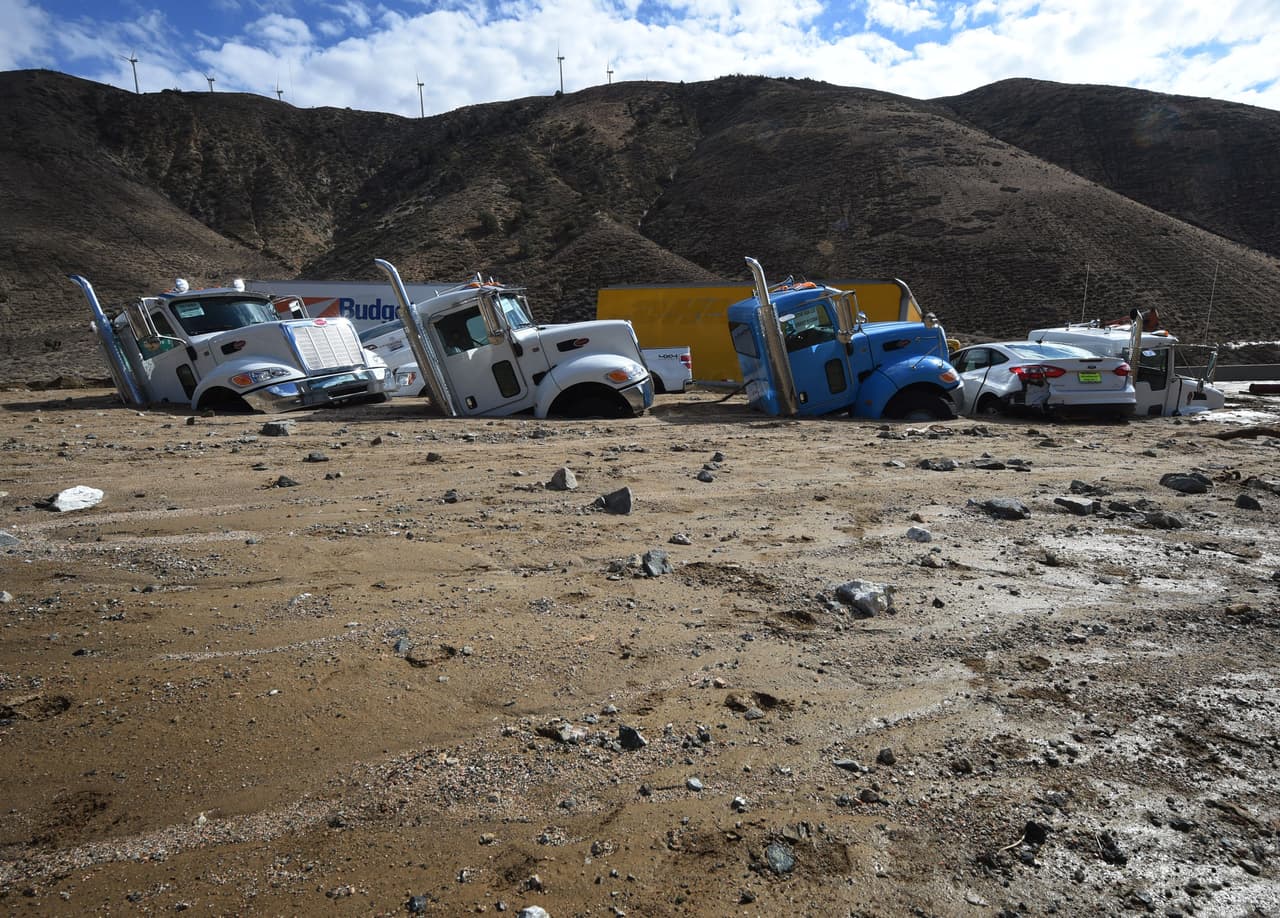 Numerosos vehículos quedaron atrapados por un deslave enterró la autopista 58 en Mojave (California) el 16 de octubre de 2015.