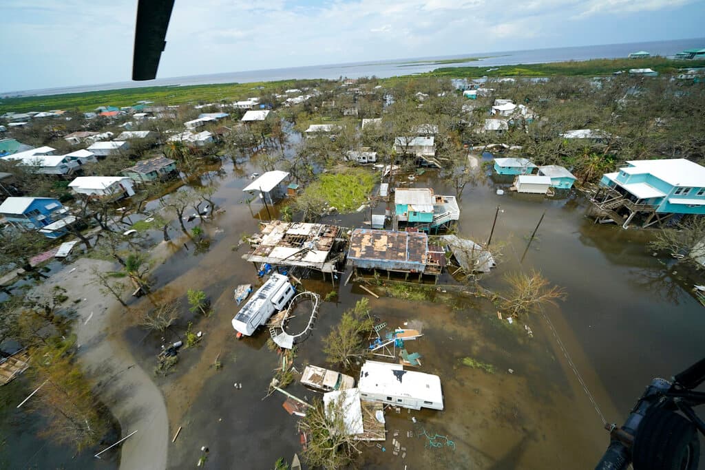 <b>Grand Isle</b>, un pequeño pueblo perteneciente a la parroquia Jefferson de 
<a href="https://www.univision.com/temas/louisiana-estado">Louisiana</a> y ubicado en una pequeña isla barrera sufrió todo el impacto del huracán Ida, que 
<a href="https://www.univision.com/noticias/estados-unidos/ida-louisiana-sur-eeuu-energia-electrica-katrina">entró como categoría 4</a>.