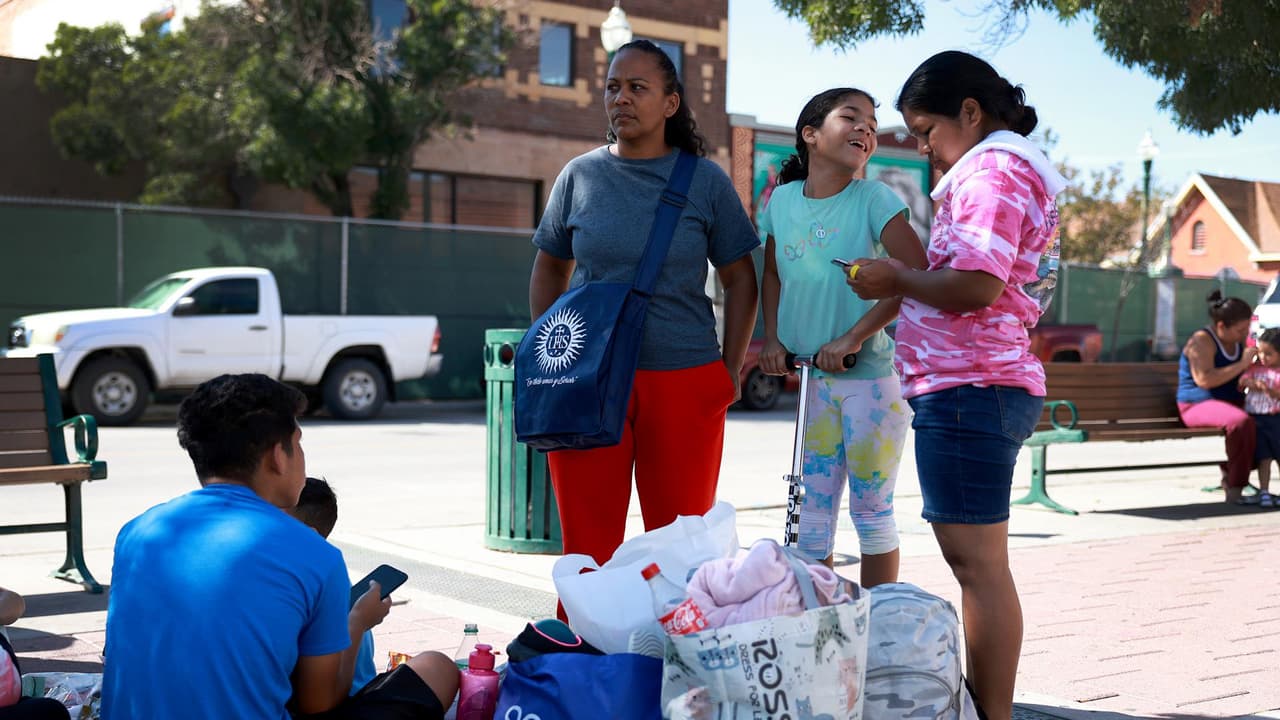 De puerta en puerta: inmigrantes en NY piden por alimentos, trabajo y prendas para el frío