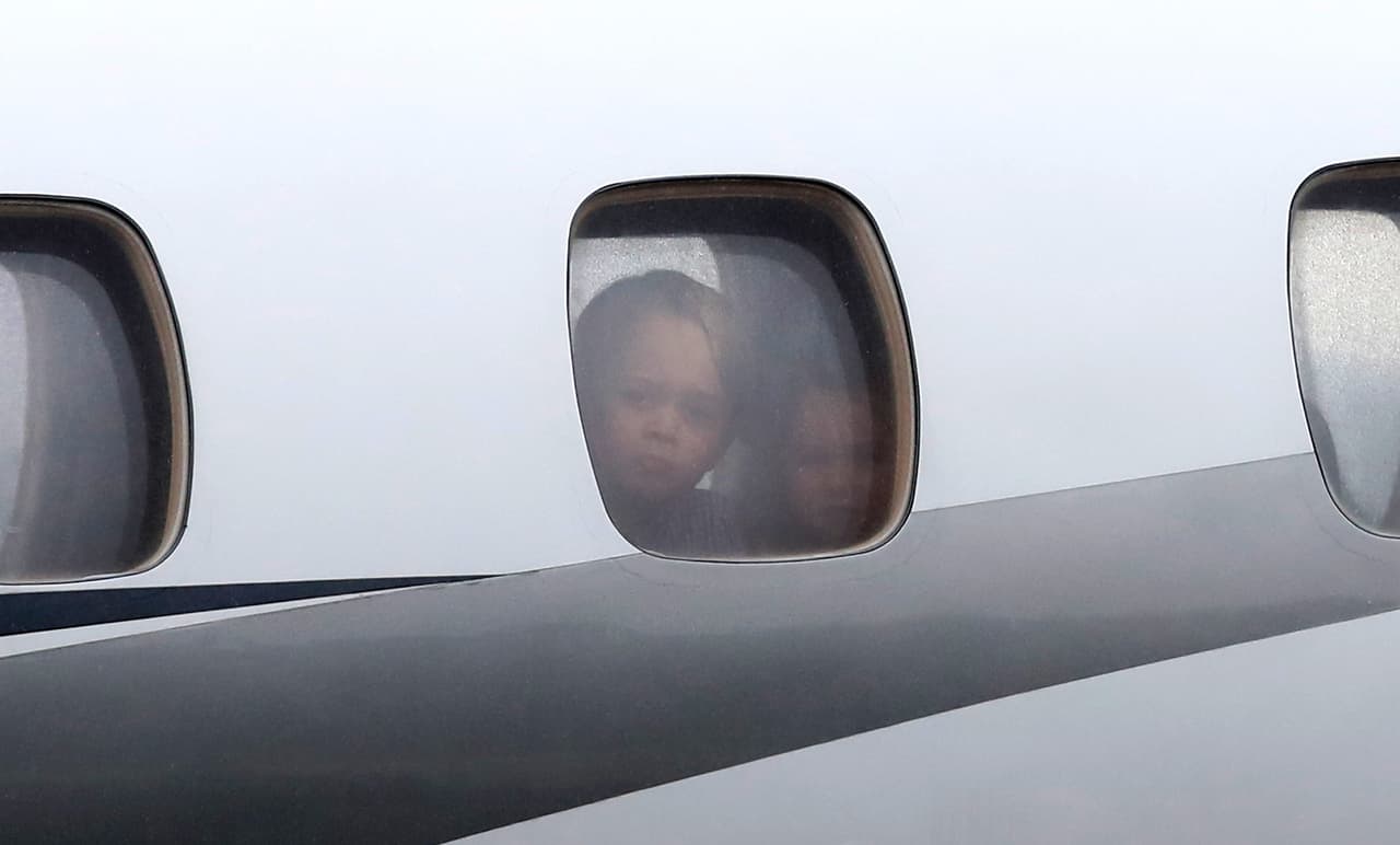 Hasta la princesa Charlotte se asomó a ver quien los esperaba en el aeropuerto de Varsovia en Polonia.