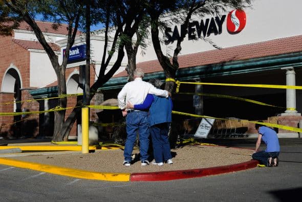 Sin lugar a dudas, por mucho la noticia más importante fue el tema del tiroteo mortal en Tucson, Arizona. Alrededor de las 10 de la mañana del sábado, un hombre mató a seis personas, y dejó heridas a unas 14 más. Entre ellas la congresista Gabrielle Giffords, que se encontraba reunida con votantes.