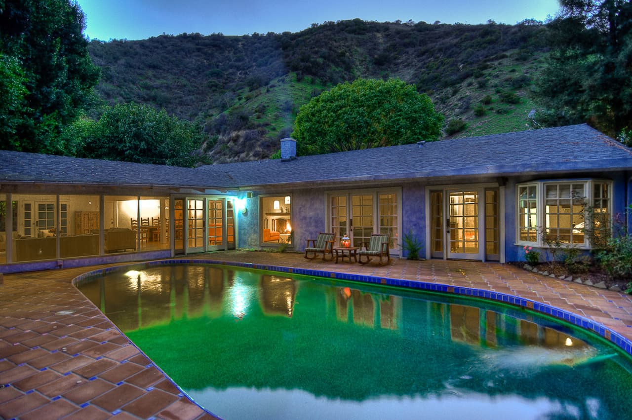 Está ubicada en una calle cerrada de la comunidad de Outpost estates en Hollywood Hills West, California.