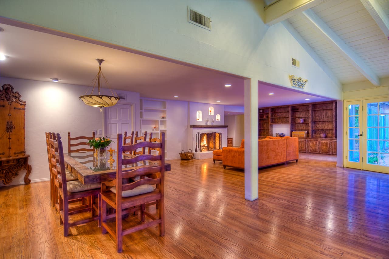 La casa cuenta con cuatro recámaras, cuatro baños, sala, comedor, un desayunador y alberca.