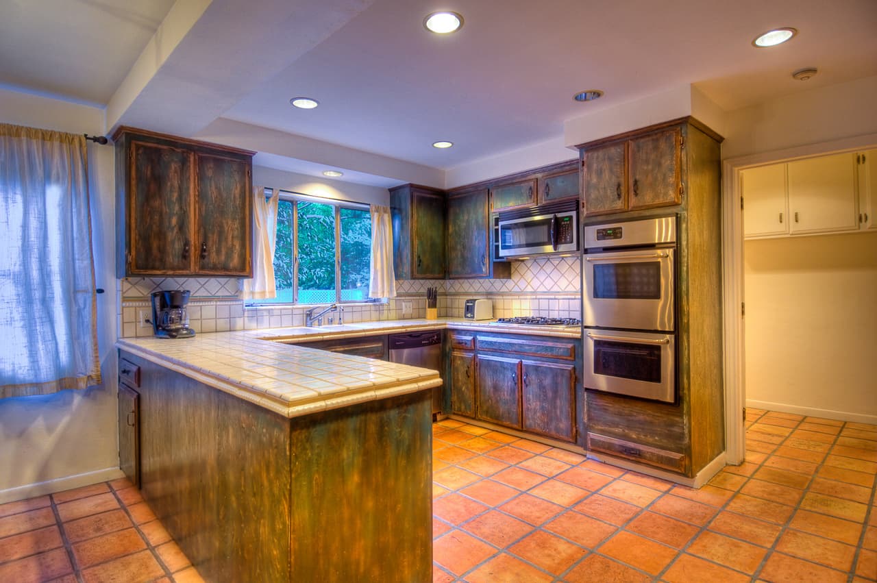 La cocina es muy amplia y en colores neutros.