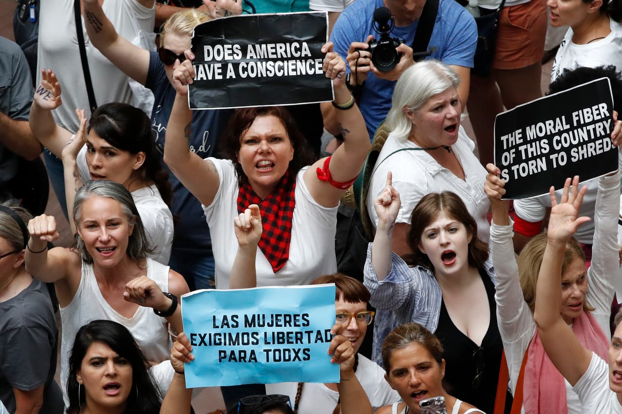 ¿Estados Unidos acaso tiene consciencia?, se lee en el mensaje de esta manifestante.