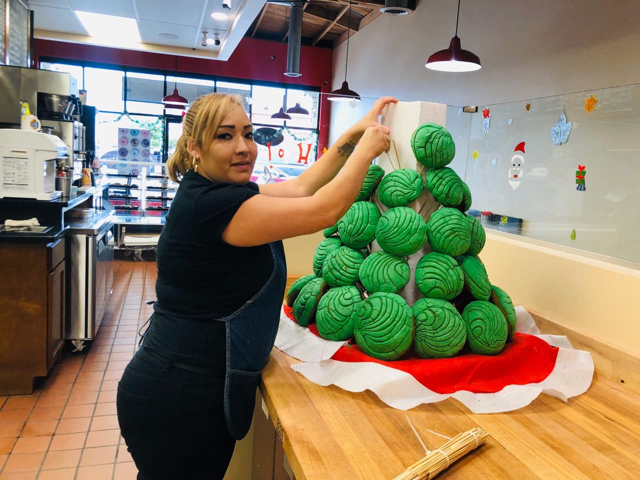 La idea de Addy que unió aún más a su equipo de trabajo y desde el horno de su local se cocinaron los panecillos tradicionales que ahora le dan vida al símbolo de la navidad con sabor latino.