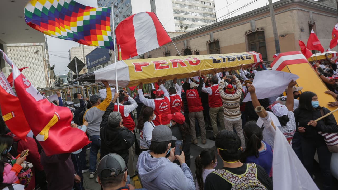 Se cierra la diferencia y se eleva la tensión en Perú: expectativa por saber quién será el próximo presidente