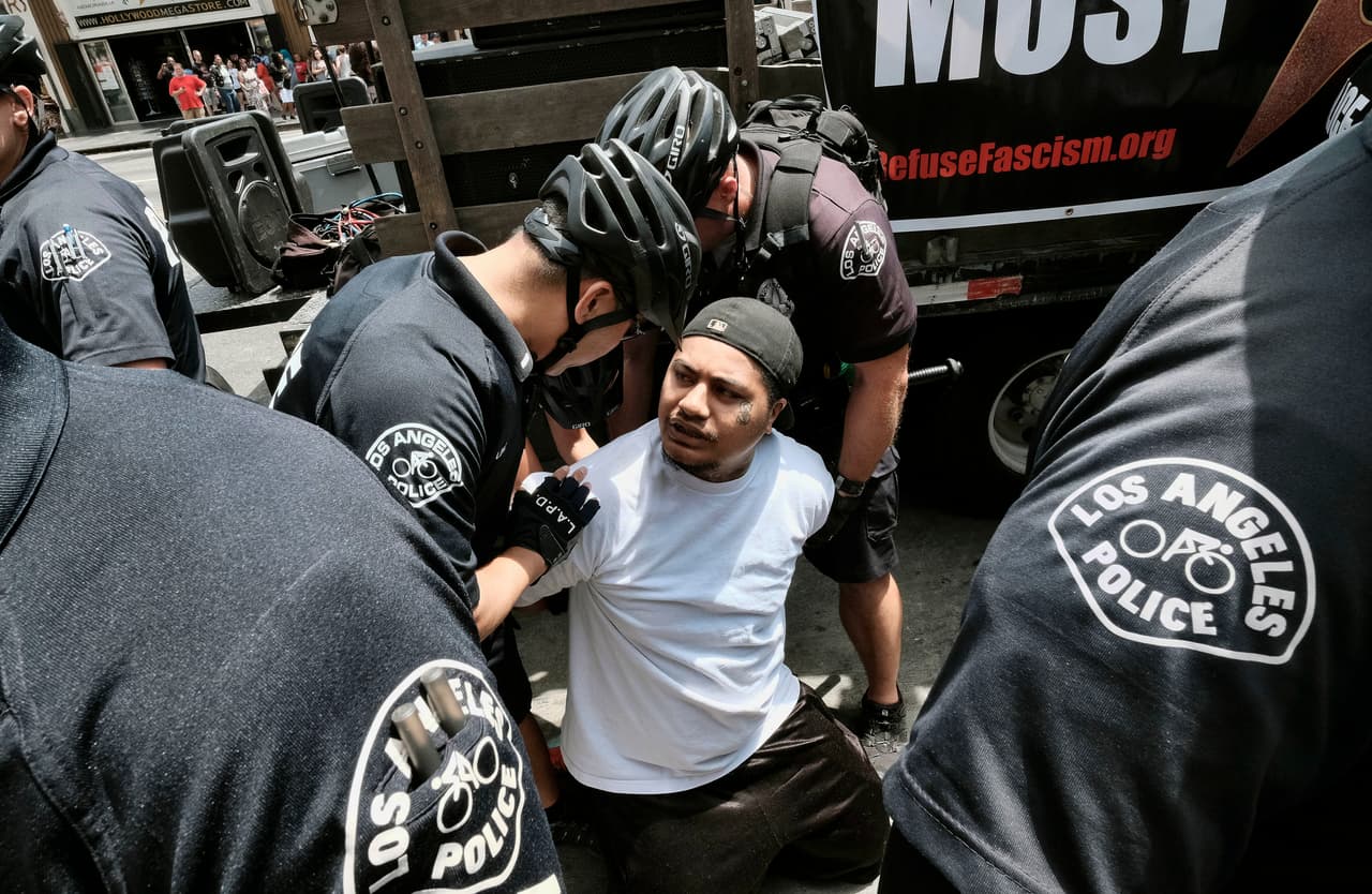 Arrestan a dos personas tras pelea entre partidarios y detractores de Trump en el Paseo de la Fama de Hollywood