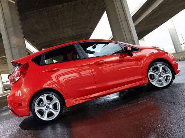 El Ford Fiesta ST tiene como característica que su única transmisión disponible es manual de seis marchas, para administrar los 197 caballos de fuerza que genera su motor.