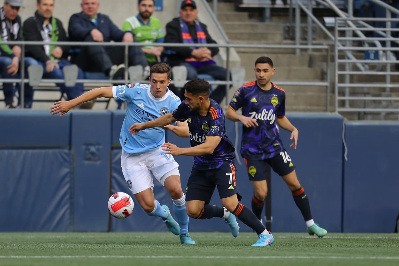 El dominio de Seattle se vio reflejado en el marcador a los 16 minutos, cuando los que saben se juntaron en el área para armar una increíble triangulación que Albert Rusnak concretó con un disparo cruzado para el 1-0.