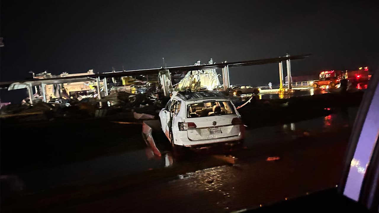 Varios conductores quedaron varados en la autopista I-35, entre Sanger y Valley View, durante el paso del tornado. El primer Aviso por Tornado para esta zona fue a las 10:30pm, pero había muchos conductores en las vías por ser feriado.