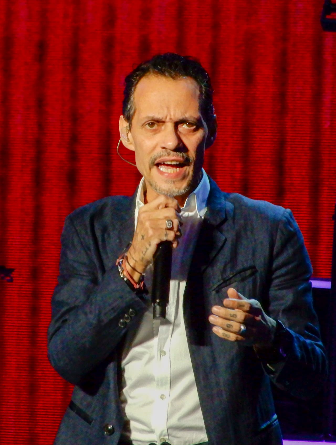 "Le tengo mucho respeto especialmente por eso, porque mis hijos lo ven y es su padre", agregó, "pero siempre le he deseado lo mejor, ahora y para siempre se lo desearé".
<br>