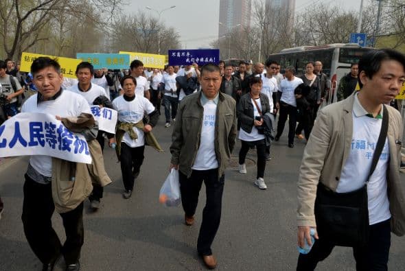 Las familias decidieron salir a las calles un día después de recibir con estupor la noticia de que el avión cayó al océano Índico.