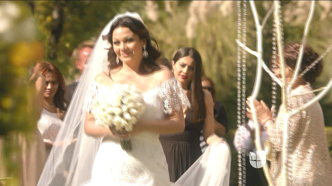 Jenni caminó como una verdadera diva hacia el altar.