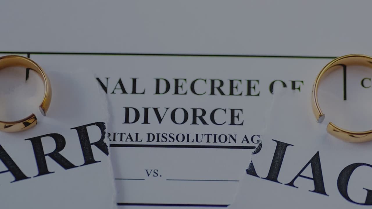 <h2 class="cms-H2-H2"><b><a href="https://www.univision.com/local/orlando-wven/polemica-por-ley-de-florida-que-elimina-la-pension-alimentaria-tengo-64-anos-y-debo-ponerme-a-trabajar-video">SB-1416, ley que elimina la pensión alimentaria luego de un divorcio</a></b></h2>
<a href="https://www.univision.com/local/orlando-wven/polemica-por-ley-de-florida-que-elimina-la-pension-alimentaria-tengo-64-anos-y-debo-ponerme-a-trabajar-video"> </a>
<br>
<br>El 1 de julio tambien entra en vigor la ley 
<a href="https://www.flsenate.gov/Session/Bill/2023/1416/?Tab=BillHistory" target="_blank">SB-1416</a>, la cual establece la 
<b>eliminación de manutención permanente luego de un divorcio</b>. Esta normativa ha causado polémica, pues hay quienes aseguran que se verán perjudicados a futuro. 
<br>
<br>La medida establece también un proceso para que los excónyuges puedan 
<b>modificar los acuerdos en el momento de jubilarse o cambien sus condiciones.</b>
<br>
<br>El proyecto de ley también agrega la carga de la prueba a la persona que busca manutención para demostrar que la necesita y permite a los jueces reducir o terminar los pagos de pensión alimenticia, manutención o mantenimiento después de considerar una serie de factores, tales como: 
<b>la edad y la salud de la persona que realiza los pagos, la edad habitual de jubilación de la ocupación de esa persona, el impacto económico que tendría una reducción de la pensión alimenticia en el destinatario de los pagos, motivación para la jubilación y probabilidad de reincorporación al trabajo y la existencia de "una relación de apoyo" entre el que recibe y otra parte no relacionada.</b>