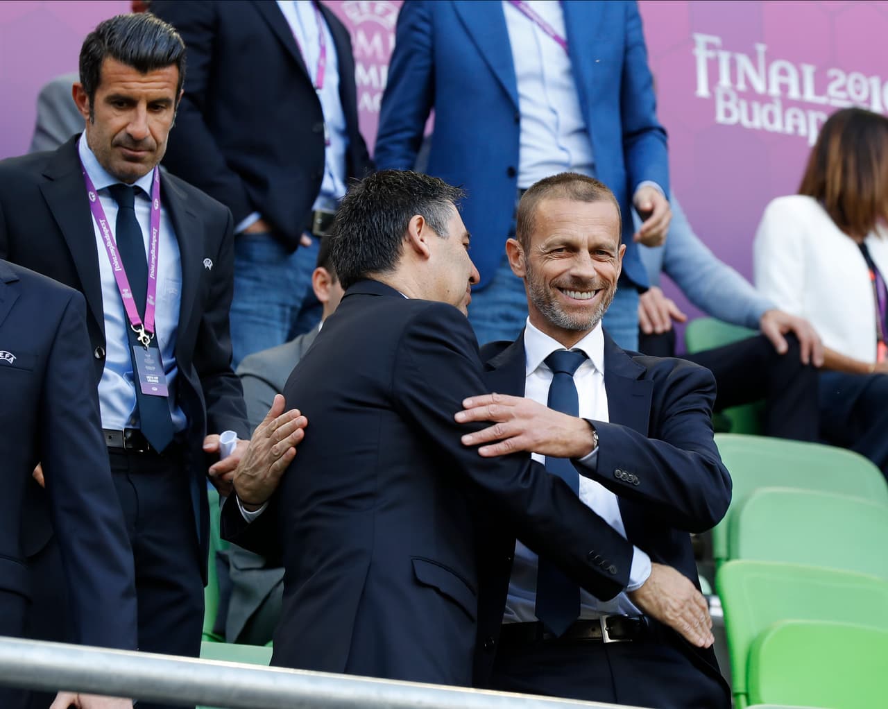 El presidente de la UEFA Aleksander Ceferin (derecha) y el exfutbolista Luis Figo (izquierda) fueron dos de los asistentes al partido.