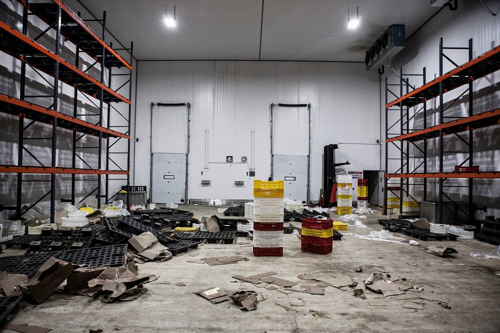En la misma empresa fueron saqueadas 85 toneladas de productos que se habían acumulado en este almacén por el miedo de los camioneros a circular por la calle con la mercancía y ser víctimas de un robo masivo.