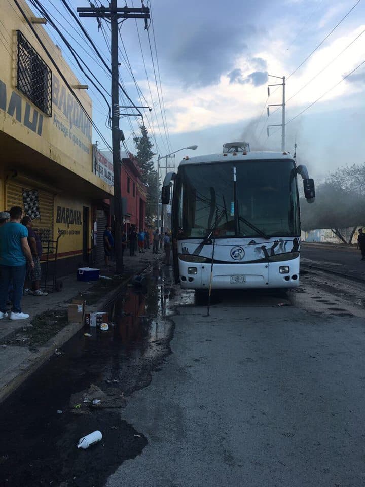 El vehículo se incendió en una calle muy transitada, donde además hay talleres mecánicos y varios negocios.