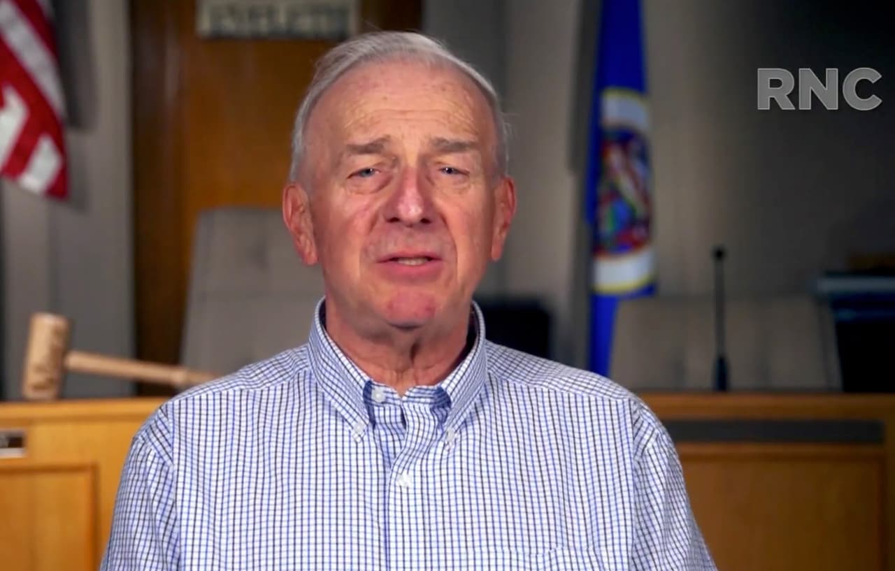 Robert Vlaisavljevich, alcalde de la ciudad de Eveleth, Minnesota, aseguró que las políticas económicas del presidente Donald Trump han reactivado a la región conocida como la Sierra de Acero. "Tras décadas de desesperanza, la Sierra de Acero está volviendo a la vida y tenemos a un hombre al que agradecer: Donald Trump", indicó.
<br>