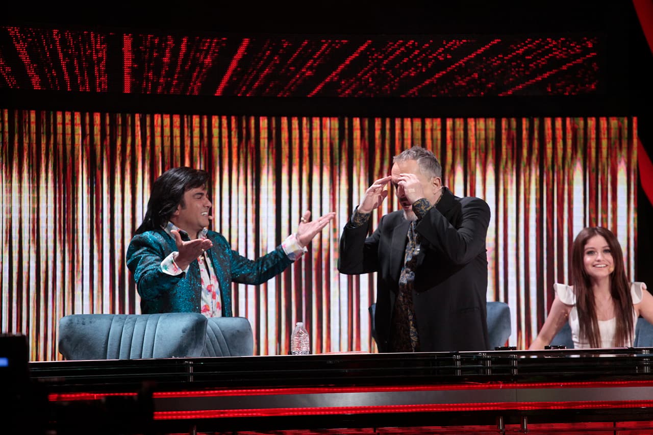 Ni los jueces ni el público estuvieron de acuerdo con la decisión del comediante. Verónica Castro gritó "¡No!", Karol Sevilla se llevó las manos al rostro, decepcionada, y 'Don Diablo' (Miguel Bosé) no tuvo empacho en reclamarle.