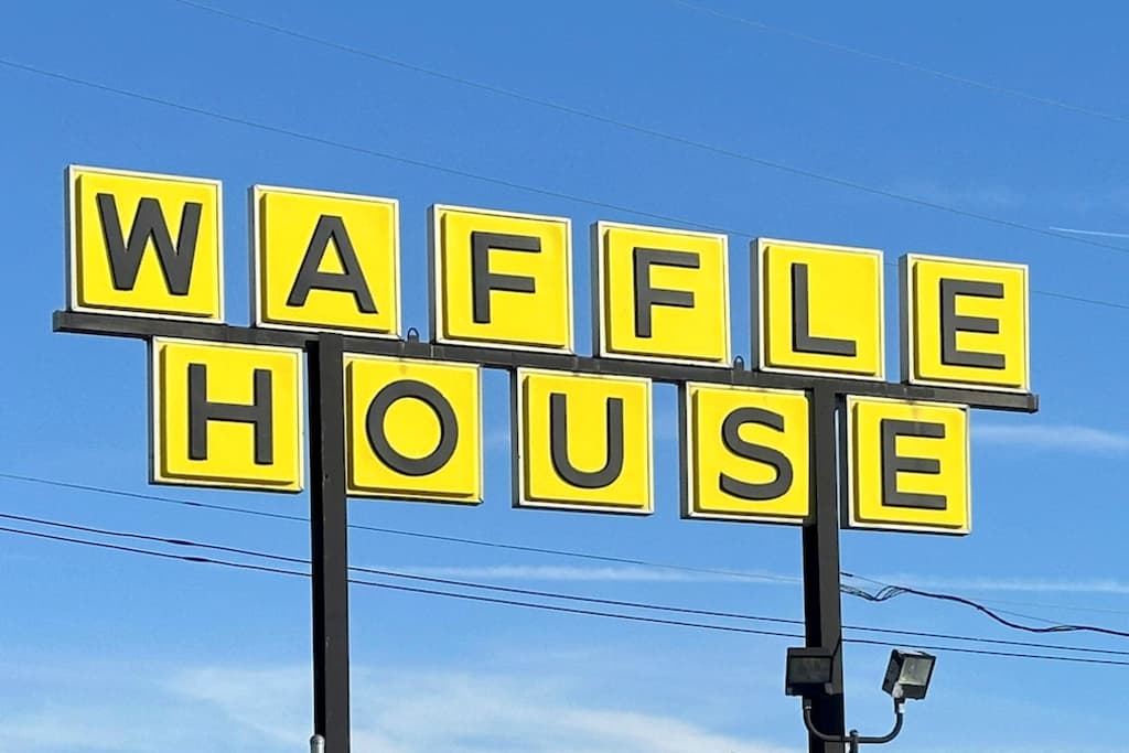 Negocios como Waffle House informaron un cargo extra de 50 centavos por huevo. Una medida parecida impuso 
<b>Denny's</b>.