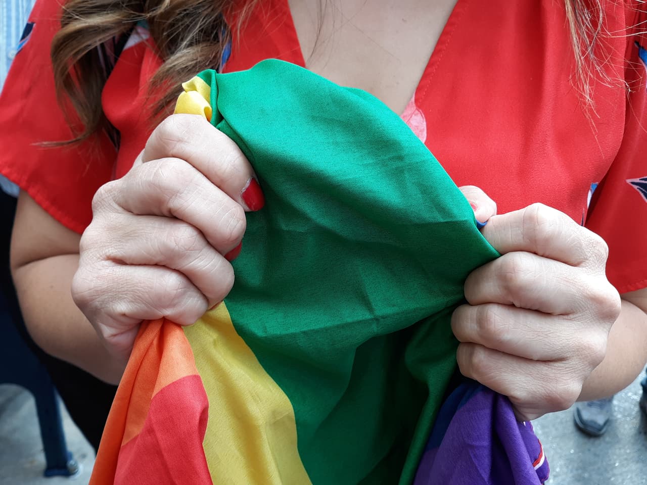 Miembros de la comunidad LGBTQ así como diferentes colectivos y autoridades convocaron esta tarde una conferencia de prensa exigiendo se haga justicia en lo que ellos califican como un incidente de odio.