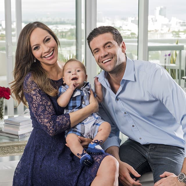 Satcha, Aaron y Bruce deseando una Feliz Navidad.