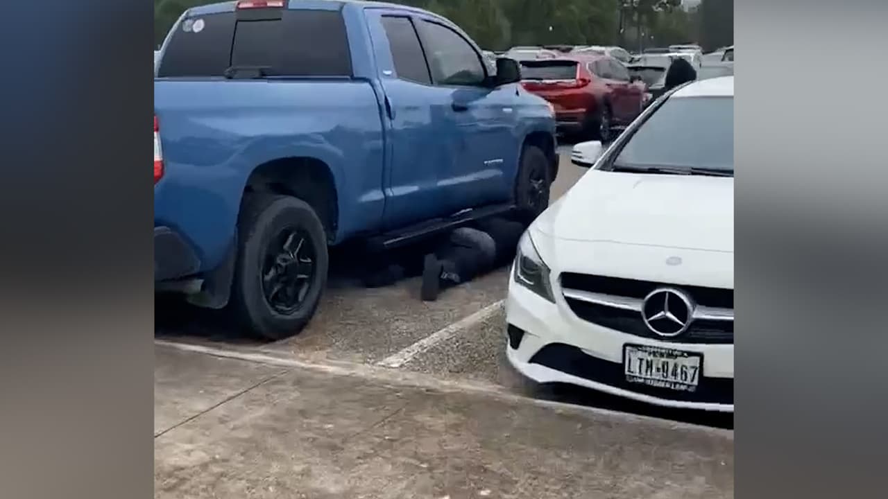 La hispana, que prefirió mantener su identidad anónima por seguridad, envió un video a Univision 45 donde se muestra a un hombre debajo de una camioneta y otro de pie cerca.