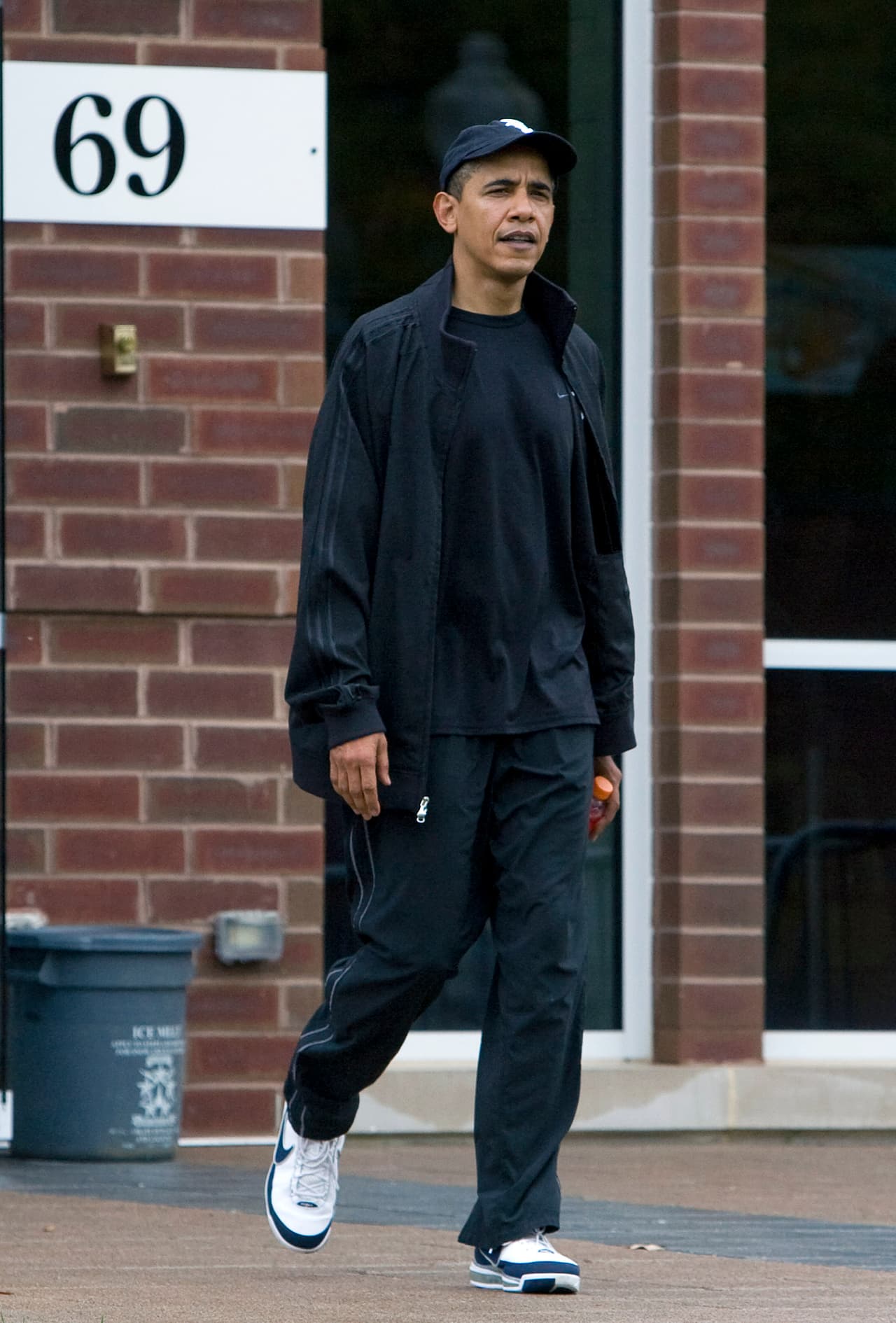 Mientras que la imagen del expresidente Barack Obama fue sacada luego de que saliera de participar de un juego de baloncesto en la base militar de Fort McNair en Washington el pasado 31 de octubre del 2009 mientras ejercía su primer mandato.