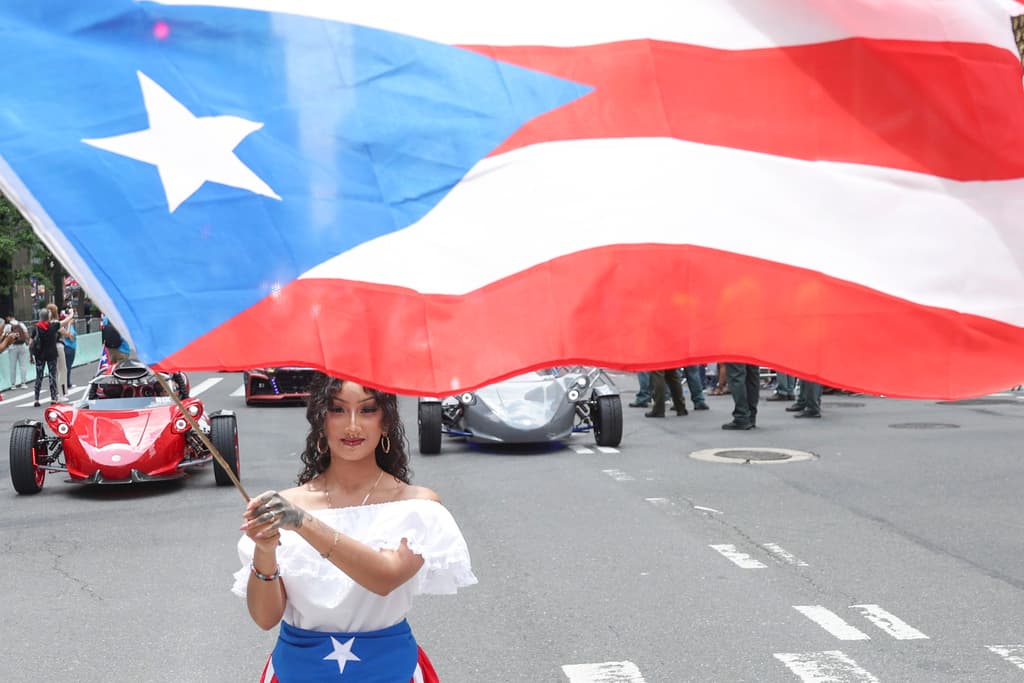 La celebración de este año estuvo dedicada al municipio de Aguas Buenas, Puerto Rico, y a la comunidad puertorriqueña de Atlanta, Georgia, destacando sus contribuciones y el impacto de ambos en la diáspora boricua.