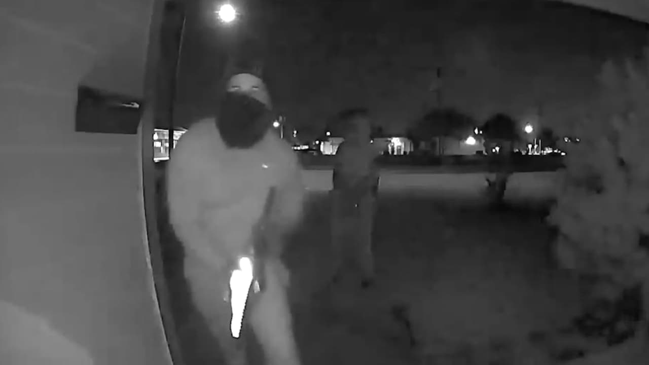 Sospechosos de robo violento se hacen pasar por policías en Fort Worth; portaban armas largas