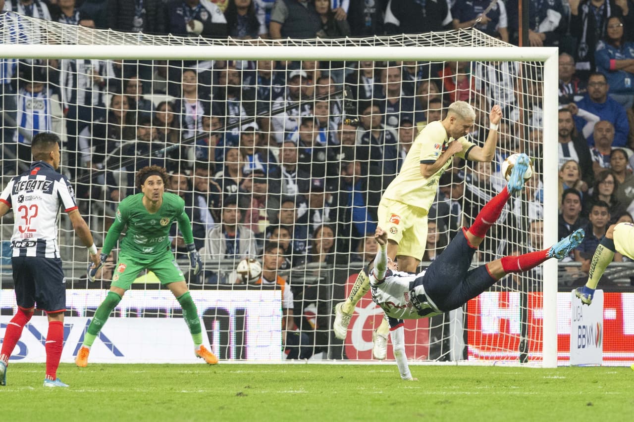 De repente, cuando el tiempo expiraba llegó una genialidad a las que nos tiene acostumbrados con una magnífica chilena que terminó en el fondo de las redes.