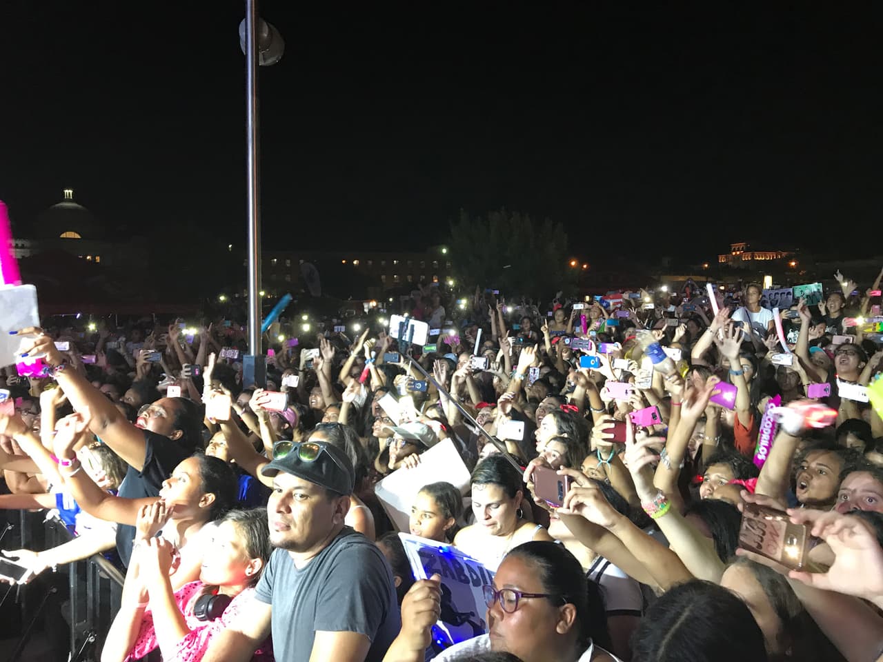 CNCO creó un pandemonio durante su presentación en el KQ Sunset.