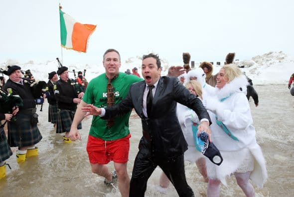 ¡Lo hizo!Mira lo congelado que quedó el comediante Jimmy Fallon luego de aceptar el reto que le hizo el alcalde de Chicago Rahm Emanuel de lanzarse a las congeladas aguas del Lago Chicago durante el Polar Plunge 2014 y con un temperatura de 2 grados