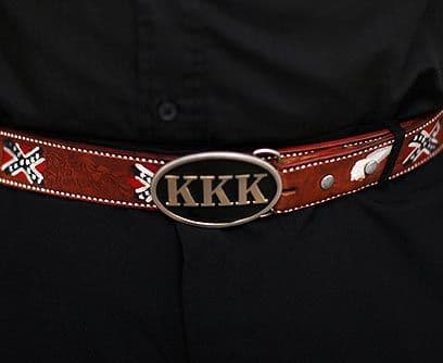 Pasado los condenaSi bien en el pasado el KKK se dedicaba a perseguir afroamericanos de manera violenta, quemando sus casas y hasta linchándolos, hoy sus actividades se limitan a las esporádicas manifestaciones públicas.No obstante, sus miembros tienden a vivir en comunidades alejadas donde aprenden técnicas de supervivencia y a fomentar su odio.