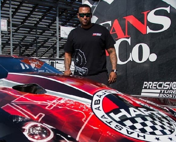 Es común verlo participar en carreras de automóviles, pues asegura que la velocidad lo llena de adrenalina.